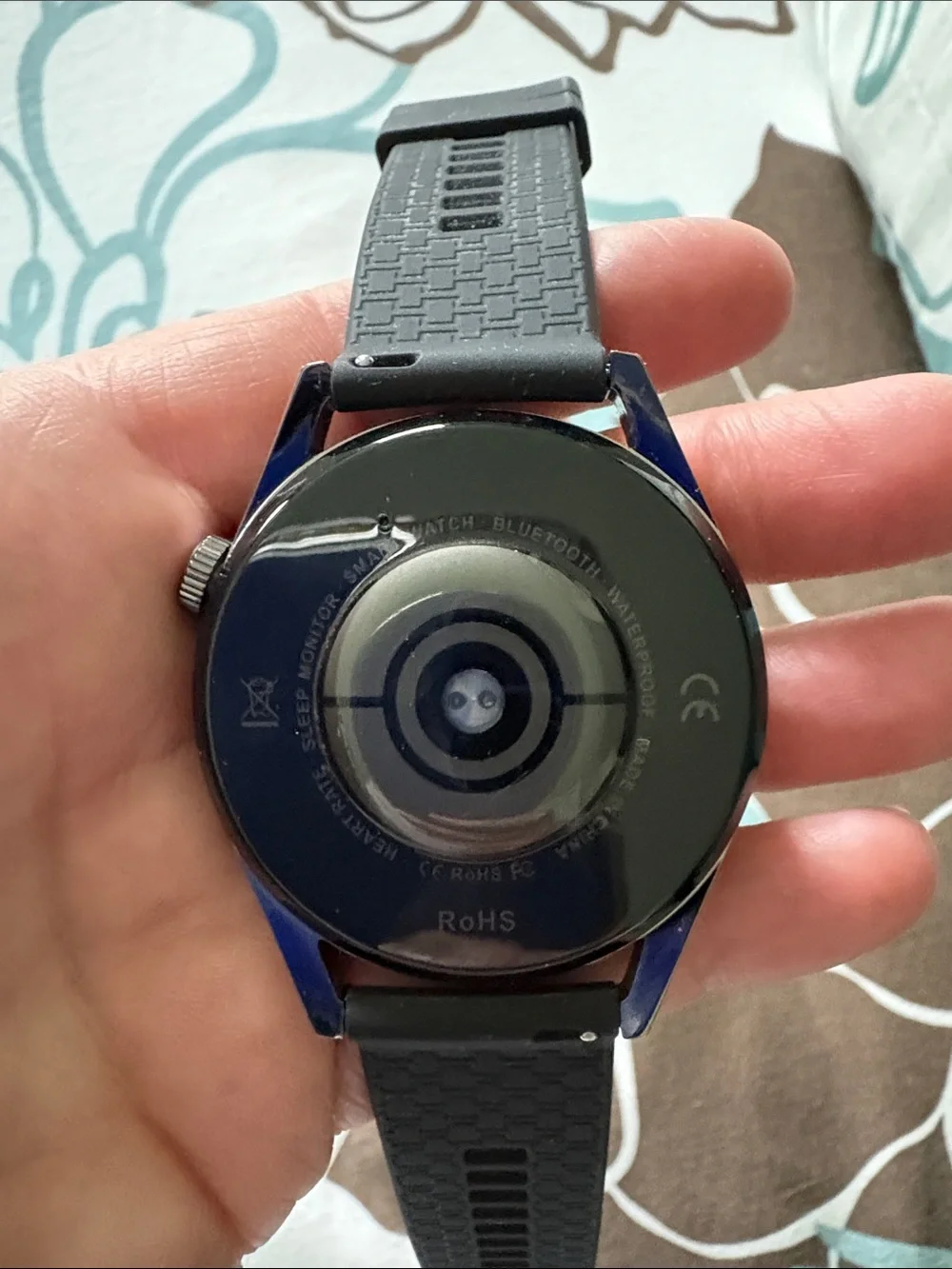 HW 28 smartwatch with charger and case